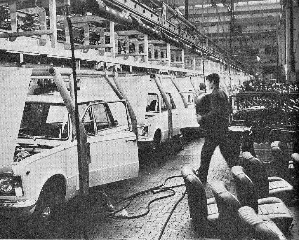 Línea de ensamblaje de una empresa de vehículos